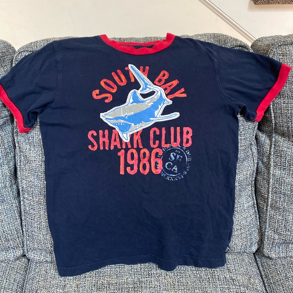 3/$15 - South Bay Shark Club 1986 T-Shirt, Size L, (10) in Navy & Red